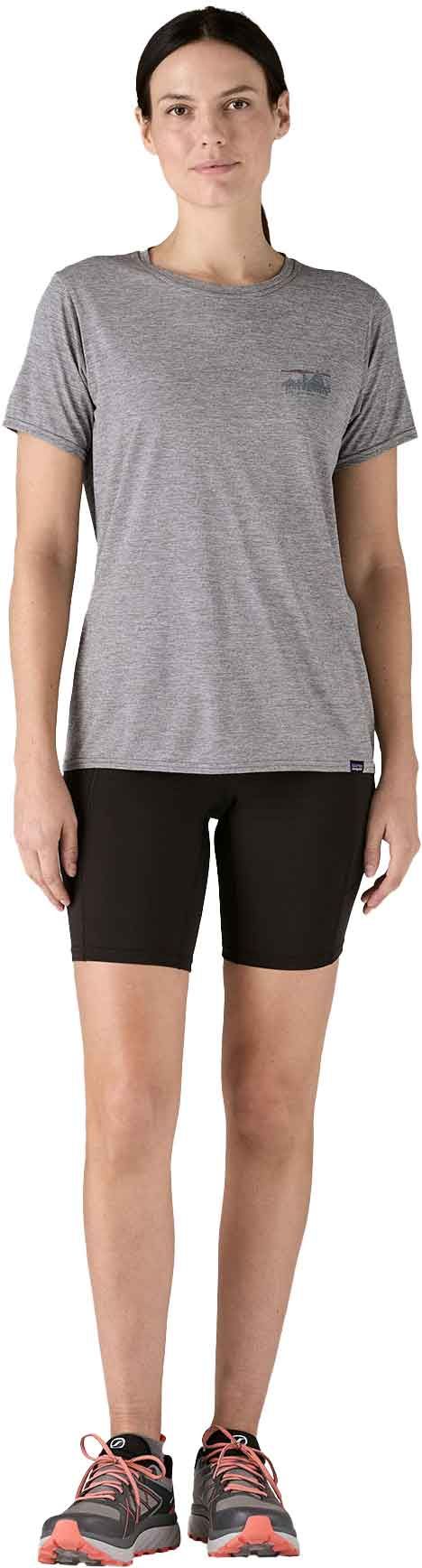 W's Cap Cool Daily Graphic Shirt '73 Skyline: Feather Grey – Image 4